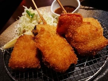 ◆大阪の食文化「串揚げ」を東京で最高に吟味された食材を使い、シャンパンで召し上がる。
その他、旬のお勧め料理があります。
