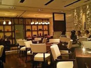 千葉県勝浦市のホテル内レストランで、和・洋調理スタッフ（各1名）を募集。年収400万以上。月9日休み。