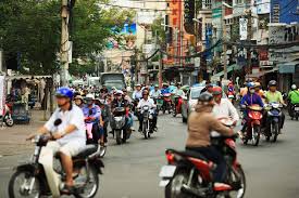 市民の移動は、オートバイ。車道だけでなく歩道もオートバイが走ります。