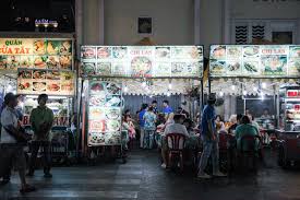 朝早くから夜遅くまで外食をする市民。席がないと歩道に座っての食事も日常的。