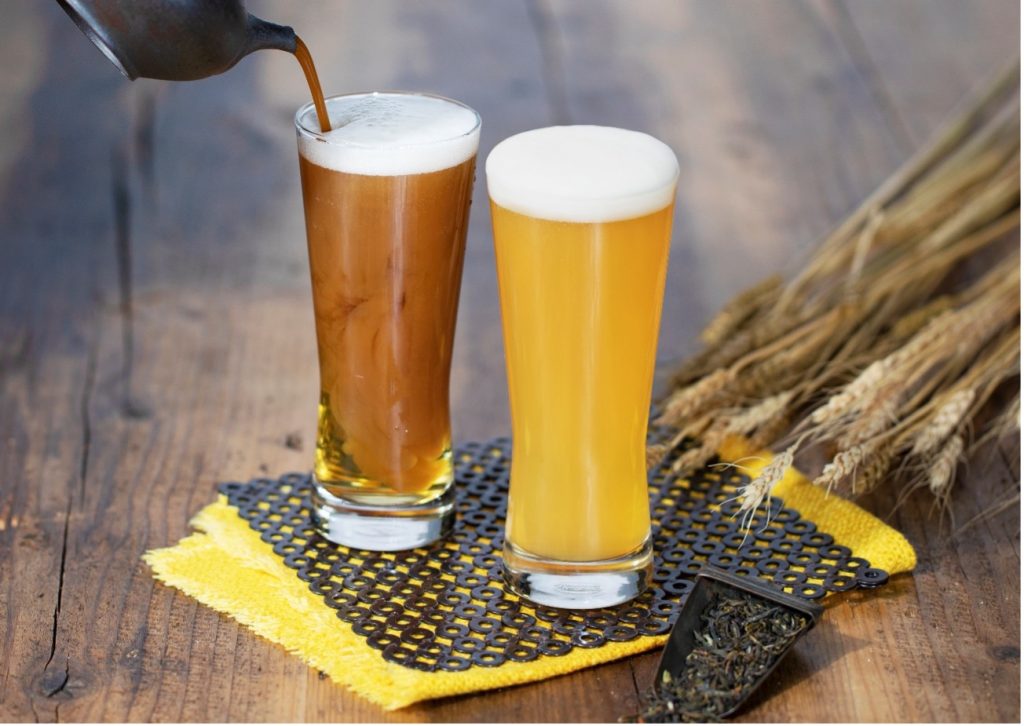 淹れたての台湾茶とビールをコラボした『ジャスミンティービール』と『鉄観音ティービール』2種（各600円・税込）