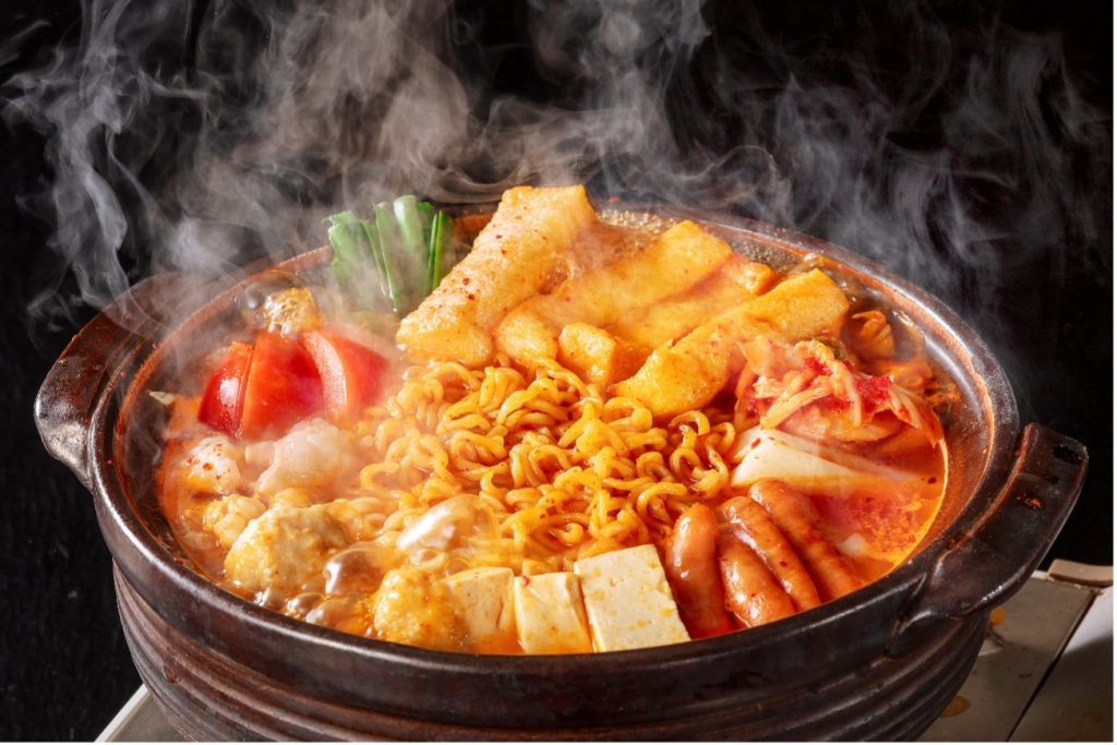 「赤からソウル」は、人気店「赤から」に本場の韓国料理のテイストをプラスした新ブランド。「赤から」名物の「赤から鍋」はもちろん、「赤から鍋」の辛味噌と韓国の代表的なスープでもある「コムタン」をあわせたスープで、具材もフレッシュトマトやインスタントラーメン、キムチなどを加えたピリ辛味のオリジナル鍋「ソウル鍋」も新登場。