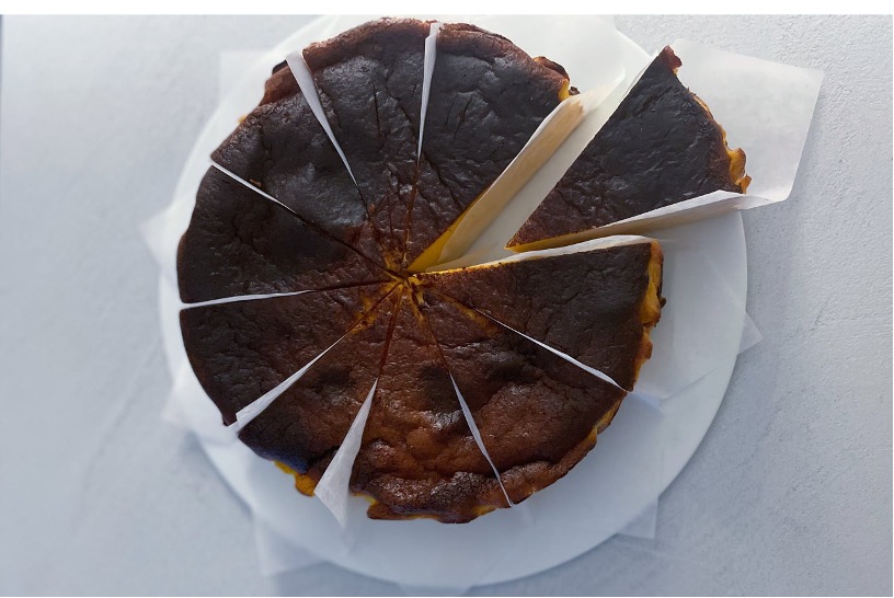 かぼちゃのバスクチーズケーキ：甘味のあるかぼちゃをたっぷりと使用し、表面は香ばしく、中はなめらかに焼き上げたバスクチーズケーキです。