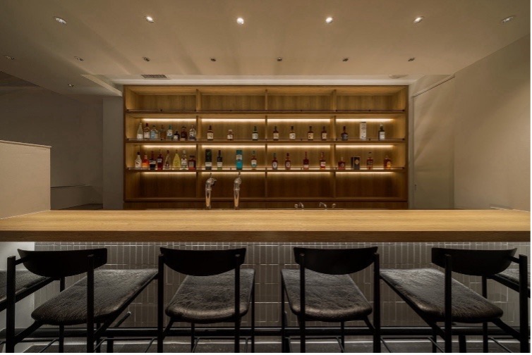 カリフォルニアラウンジ Grill&Bar 鹿島田
所在地:神奈川県川崎市幸区下平間111 2F
アクセス:JR南武線「鹿島田駅」から徒歩4分
営業時間:17:00〜23:00(L.O.22:30)
席数:42席(カウンター6席・ソファーテーブル32席・個室4席)
個室:4名様用あり
貸切:対応可。人数・ご利用条件は店舗へお問い合わせください。
喫煙:全席禁煙
お支払い:クレジットカード・PayPay
運営会社:株式会社アイランズ