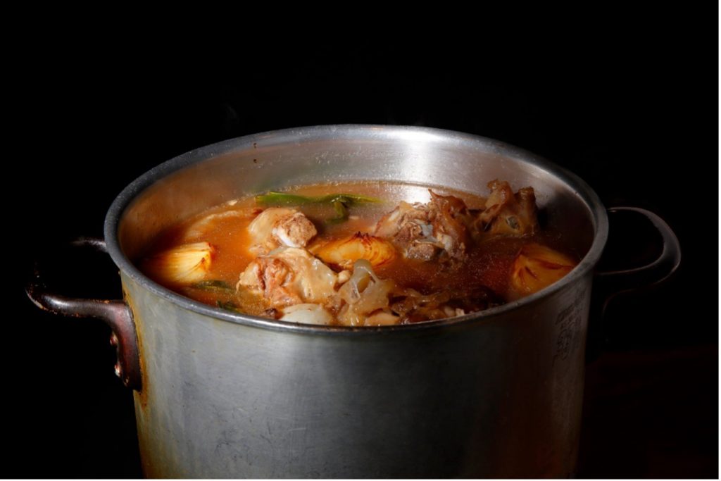 ラーメンを洋風に見せることではなく、フランス料理の技術で一杯を組み立てること。だしを取り、素材の旨みを重ね、味に奥行きをつくる。